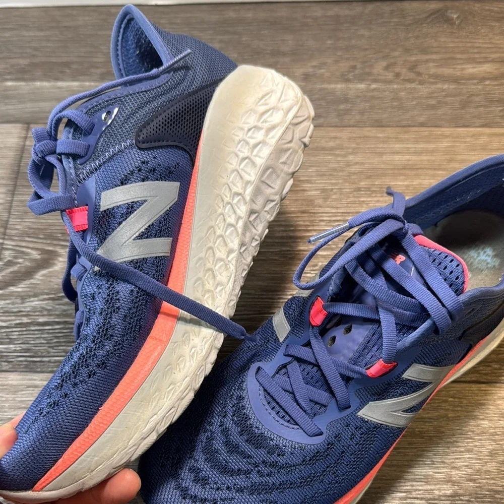 New Balance fresh foam Navy Running Shoes woman’s size 8.5 (b211)